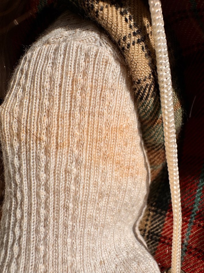 Kahverengi saçlı, ekose kıyafetli oyuncak bebek - Görsel 3