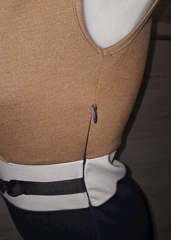 Zincir Kemer Detaylı V Yaka Midi Elbise - Görsel 4