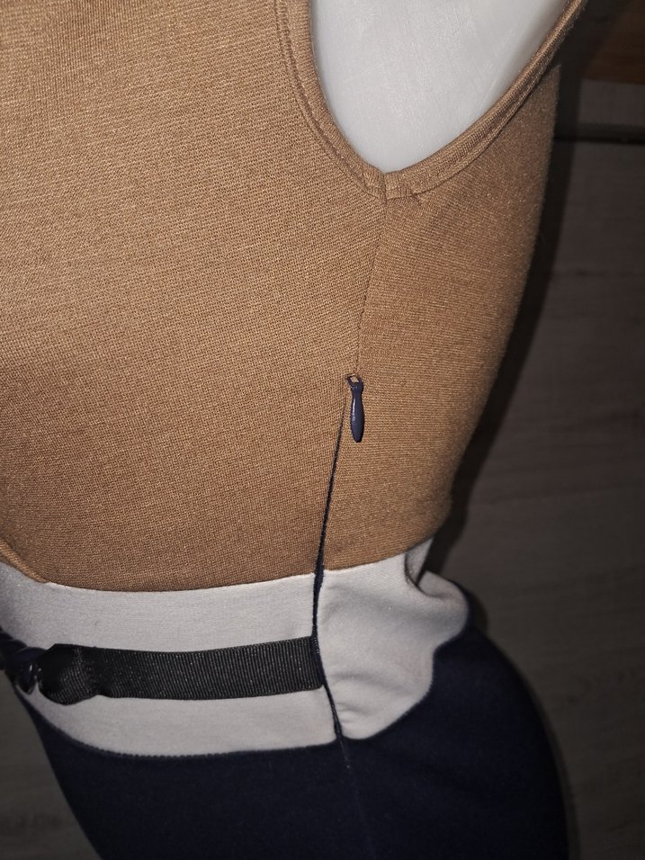 Zincir Kemer Detaylı V Yaka Midi Elbise - Görsel 4