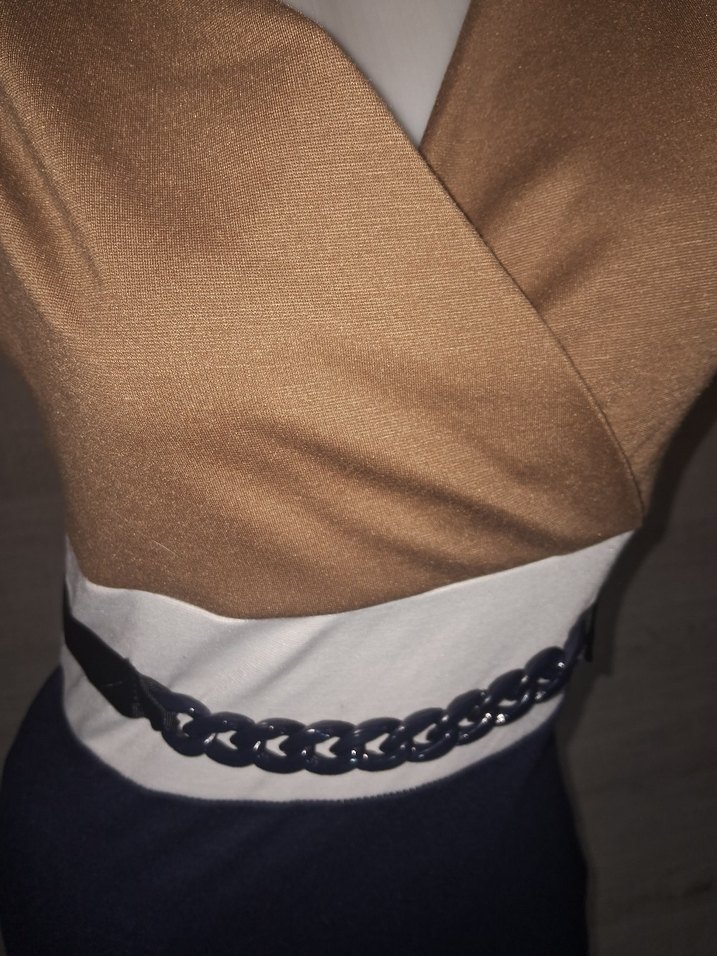 Zincir Kemer Detaylı V Yaka Midi Elbise - Görsel 3