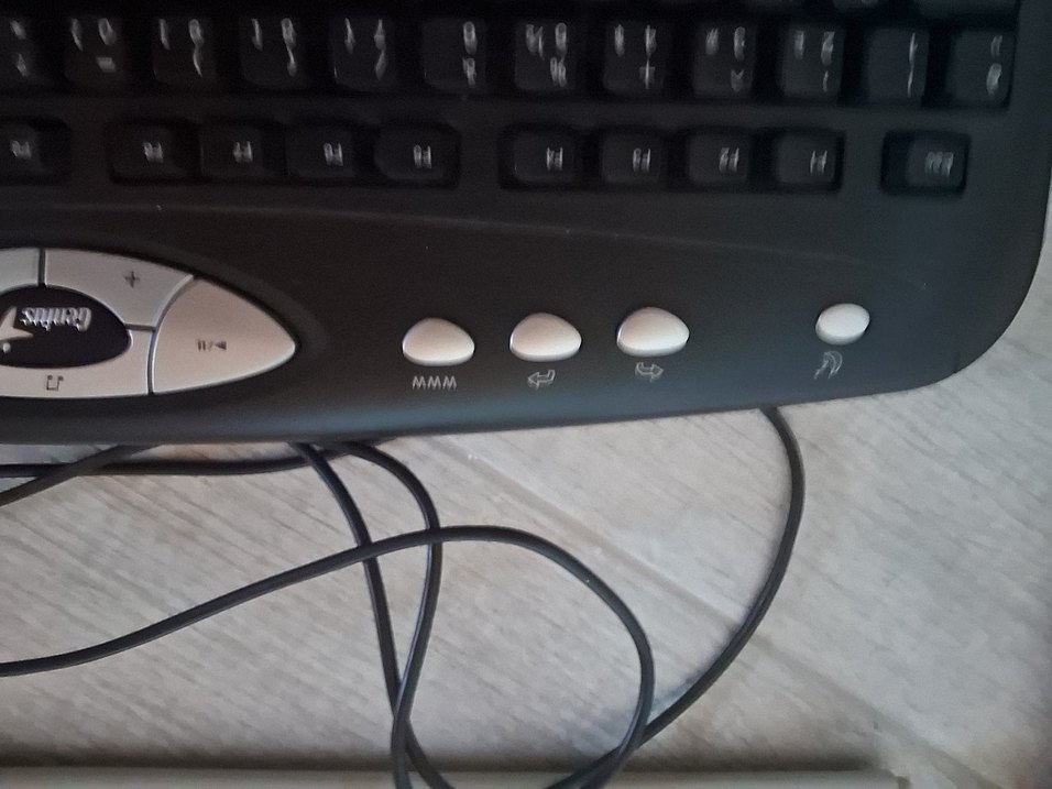 Beyaz ve Siyah Klavyeler - Görsel 2