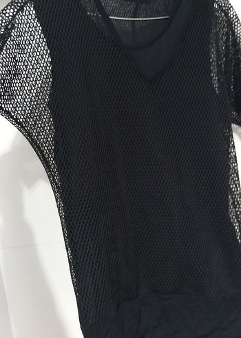 Siyah file Detaylı V Yaka iç siyah atletli file Tişört - Görsel 2