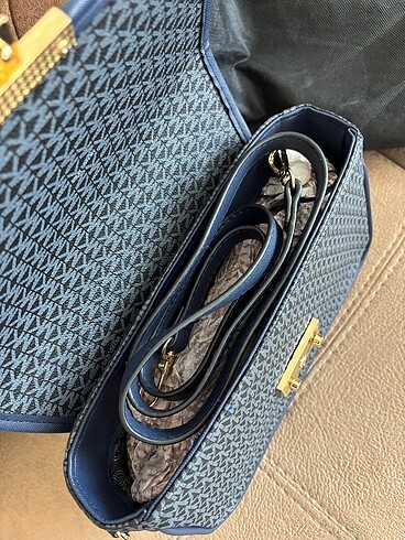 Beden Michael Kors Lacivert Logolu Askılı Çanta