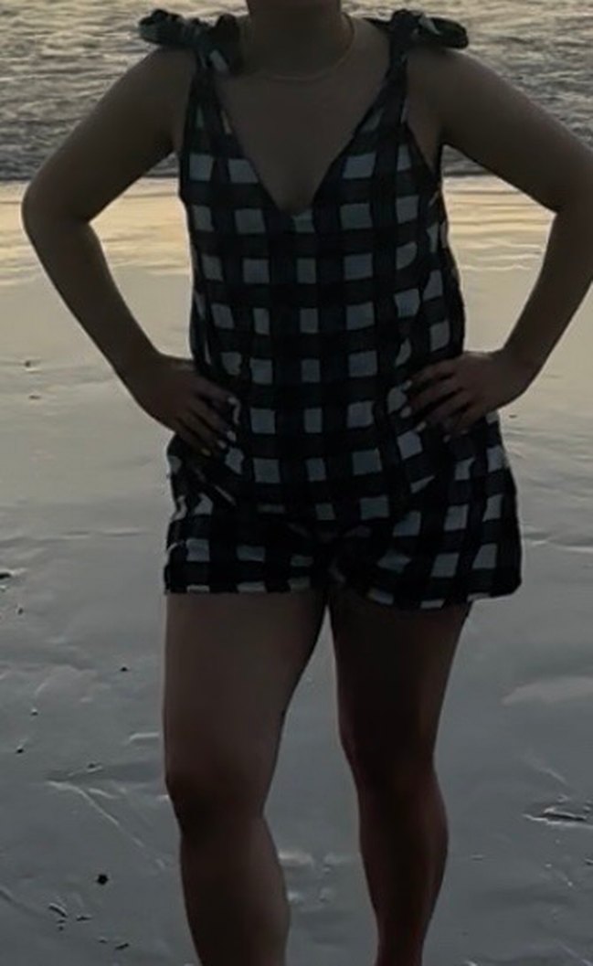 Omuzdan bağlamalı mini tulum - Görsel 4