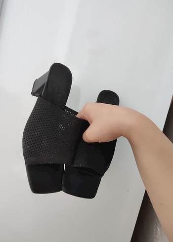 38 Beden Tokalı Siyah Blok Topuklu Kadın Terlik