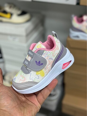 Adidas Çok hafif ve ışıklı ürün