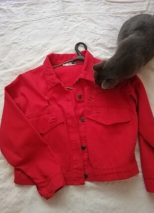 Capcanlı kırmızı bir ceket