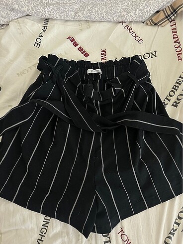 Siyah beyaz çizgili yüksek bel şort pull&bear s beden