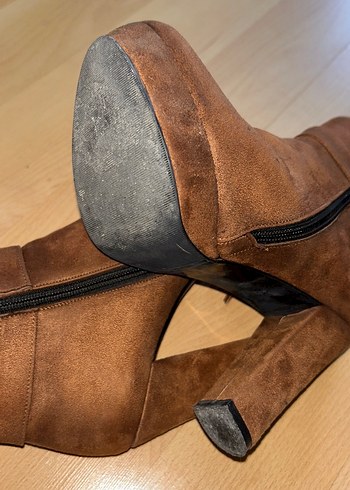 Püsküllü Kahverengi Süet Dolgu Topuklu Kadın Bot - Görsel 5