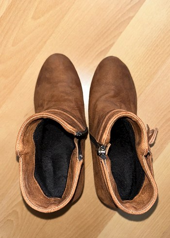 Püsküllü Kahverengi Süet Dolgu Topuklu Kadın Bot - Görsel 6