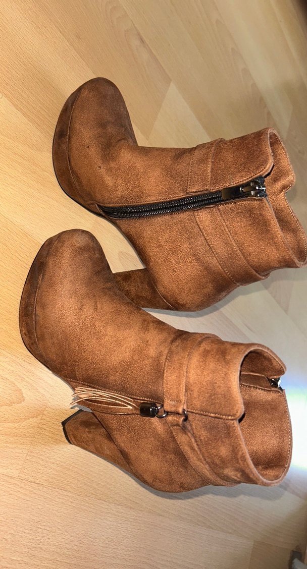 Püsküllü Kahverengi Süet Dolgu Topuklu Kadın Bot - Görsel 3