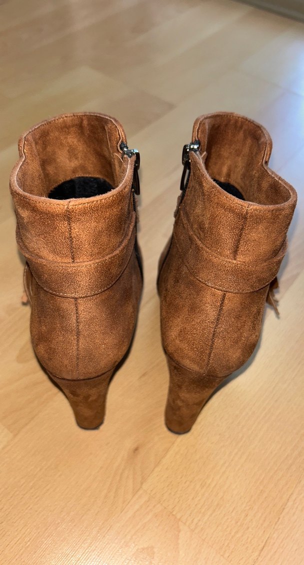 Püsküllü Kahverengi Süet Dolgu Topuklu Kadın Bot - Görsel 4