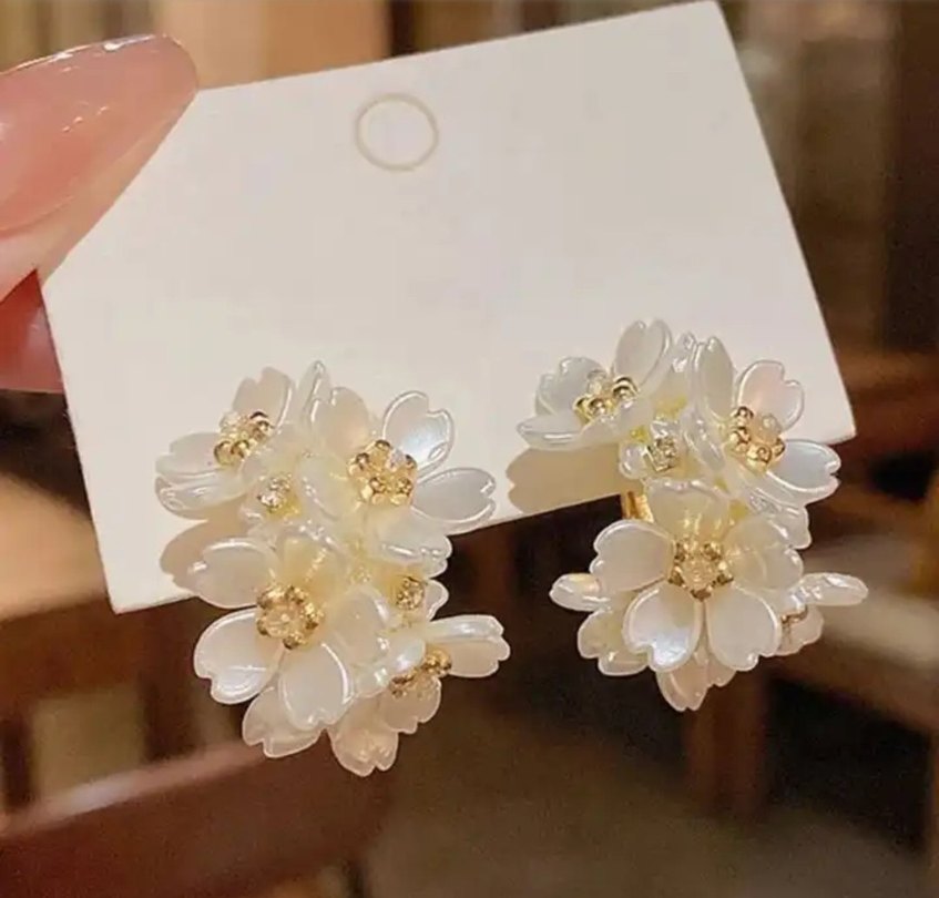 Mini Beyaz Boncuklu Kiraz Çiçeği Küpeler - Görsel 2