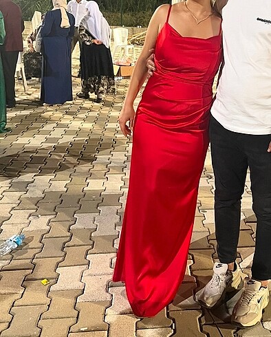 Kırmızı saten abiye