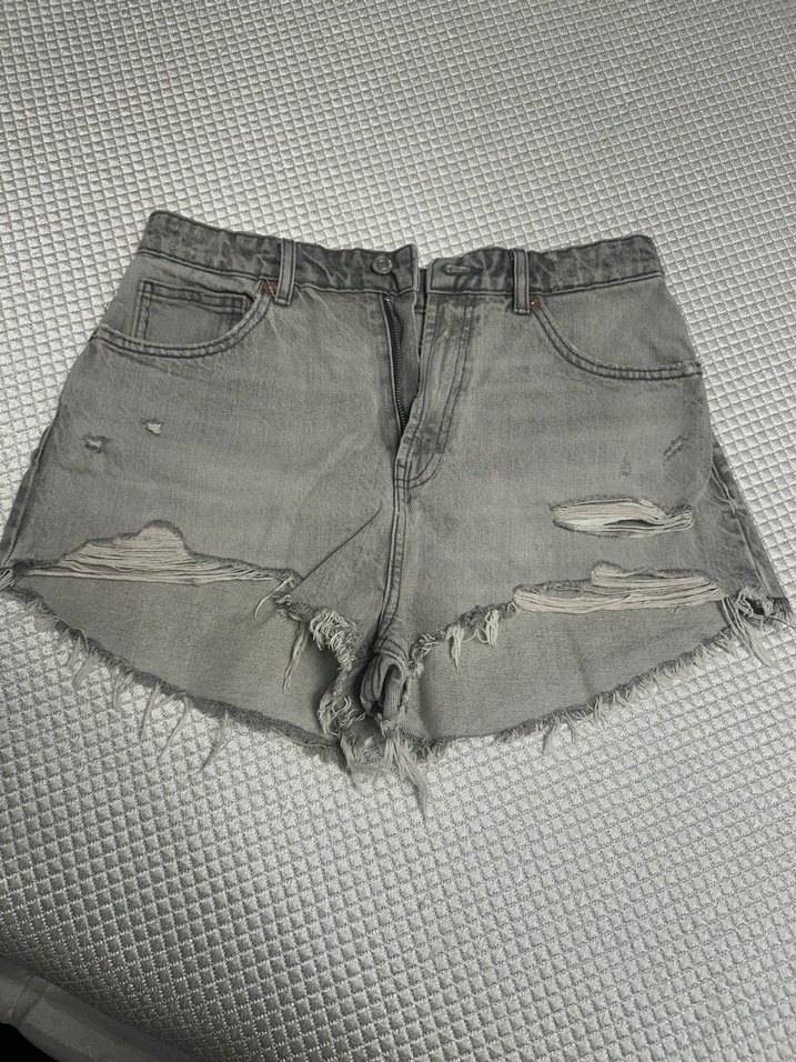 Gri Bol Kesim Mini Denim Şort - Görsel 2