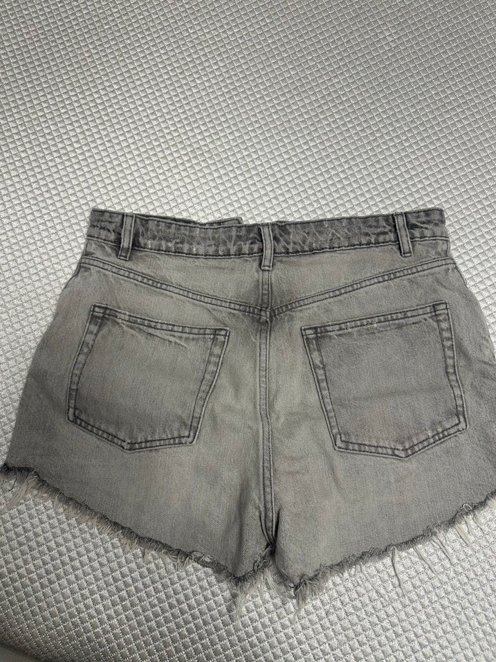 Gri Bol Kesim Mini Denim Şort - Görsel 4