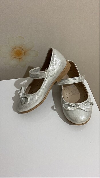 Gümüş çocuk ayakkabısı