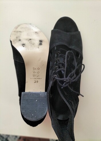 Siyah ,bağcıklı kısa topuklu ayakkabı