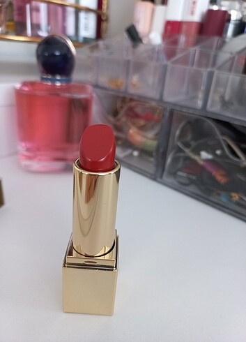 Beden kırmızı Renk Estee lauder ruj