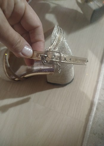 Altın Rengi Tokalı Desenli Topuklu çocuk ayakkabı - Görsel 5