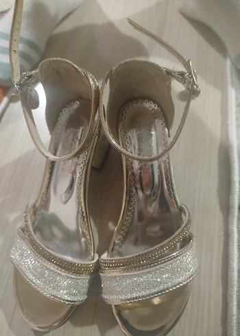 Altın Rengi Tokalı Desenli Topuklu çocuk ayakkabı - Görsel 2