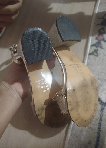 Altın Rengi Tokalı Desenli Topuklu çocuk ayakkabı - Görsel 3