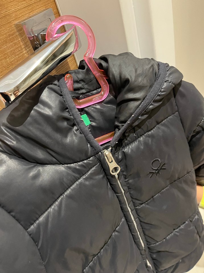 Benetton Kız Çocuk Siyah Kapitone Mont - Görsel 2