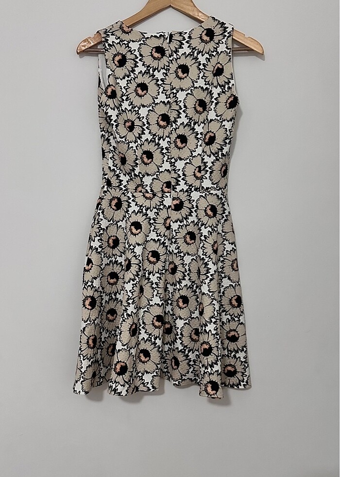 A kesim mini çiçek desenli elbise - Görsel 2