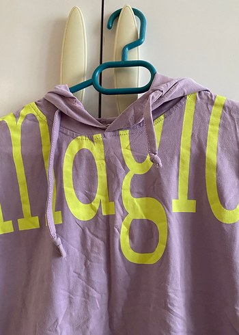 Mor Kapüşonlu Kız Tişörtü - Görsel 2