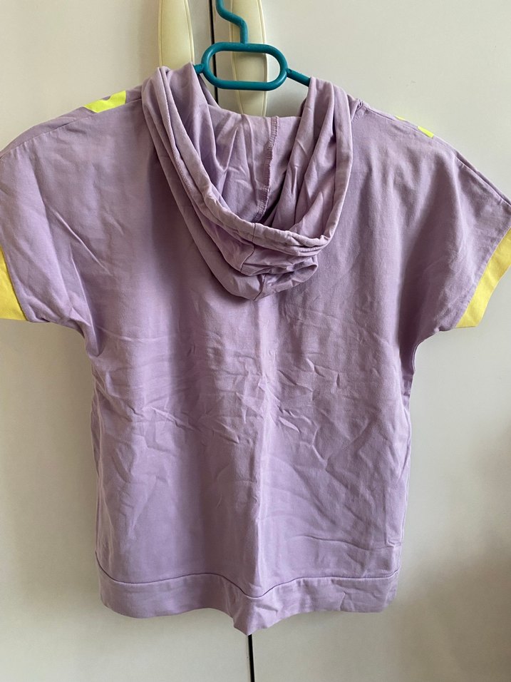 Mor Kapüşonlu Kız Tişörtü - Görsel 4