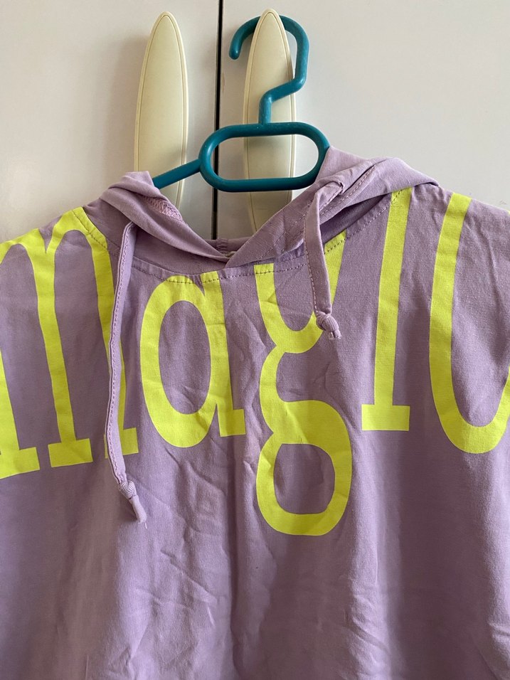 Mor Kapüşonlu Kız Tişörtü - Görsel 2
