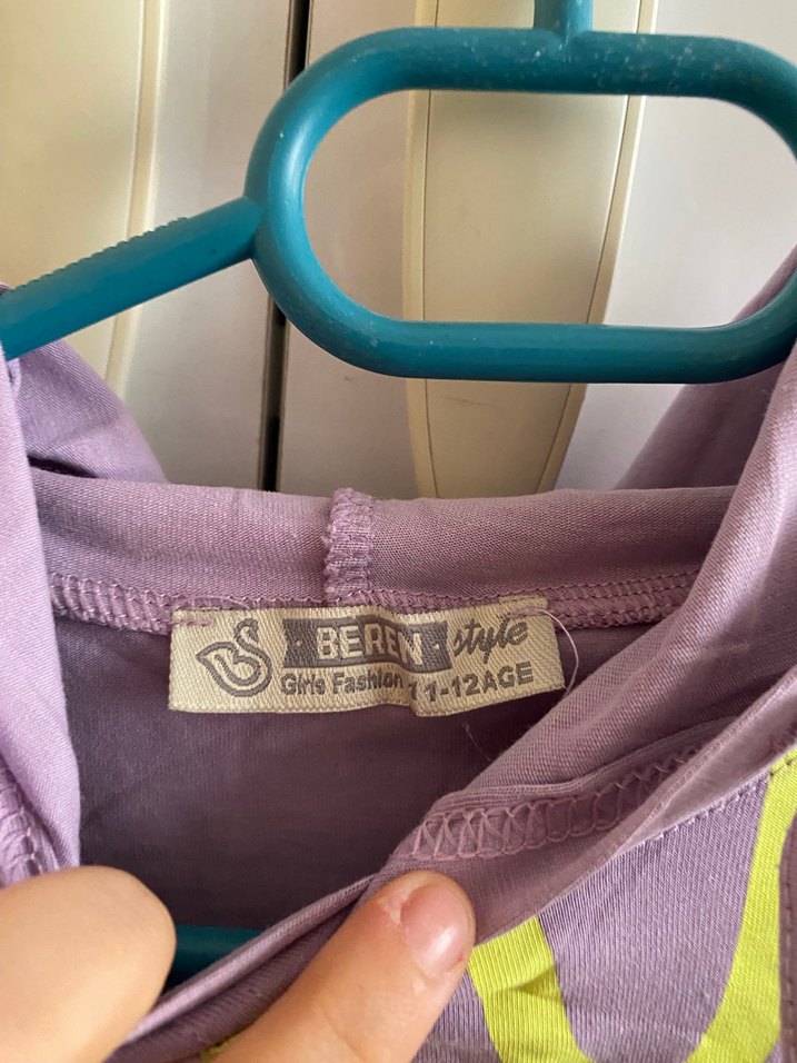 Mor Kapüşonlu Kız Tişörtü - Görsel 3