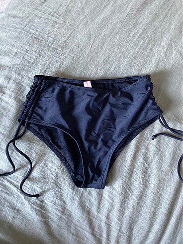 Siyah bikini altı