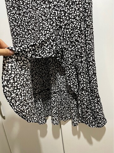 Önü yırtmaçlı volanlı etek siyah beyaz çiçek desenli - Görsel 2