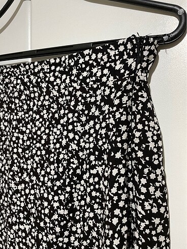 Önü yırtmaçlı volanlı etek siyah beyaz çiçek desenli - Görsel 3