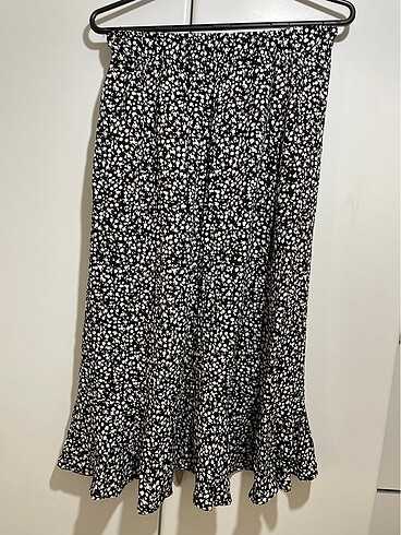Önü yırtmaçlı volanlı etek siyah beyaz çiçek desenli - Görsel 4