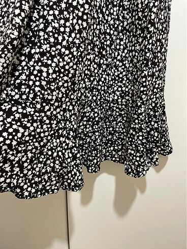Önü yırtmaçlı volanlı etek siyah beyaz çiçek desenli - Görsel 5