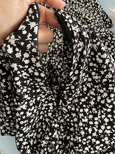 Önü yırtmaçlı volanlı etek siyah beyaz çiçek desenli - Görsel 7