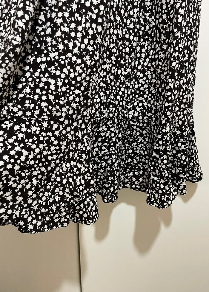 Önü yırtmaçlı volanlı etek siyah beyaz çiçek desenli - Görsel 5