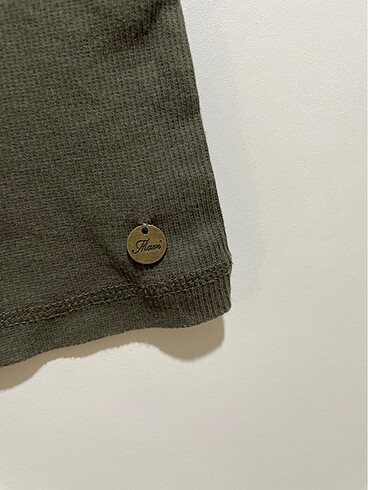 Mavi marka haki rengi askılı tişört - Görsel 3