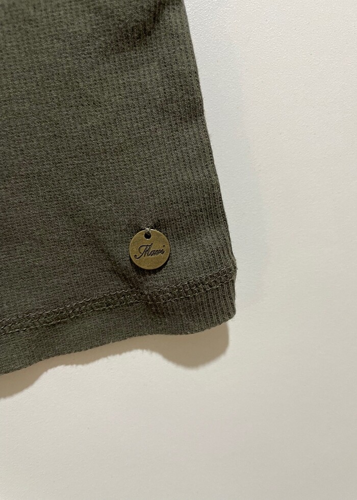 Mavi marka haki rengi askılı tişört - Görsel 3