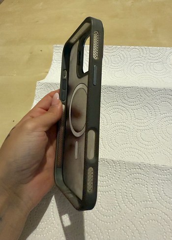 İPhone 16 Pro Max Düğmeli Gri Sokak Stili Telefon Kılıfı - Görsel 5