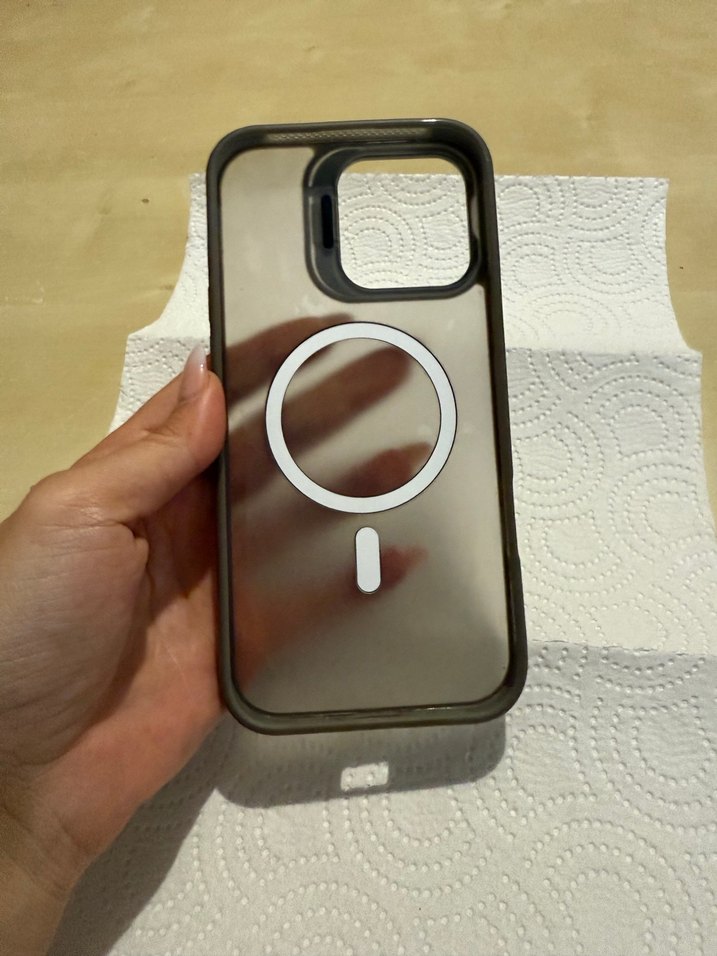 İPhone 16 Pro Max Düğmeli Gri Sokak Stili Telefon Kılıfı - Görsel 4