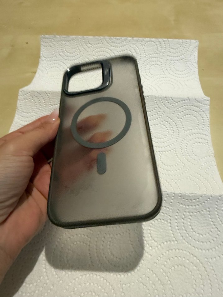 İPhone 16 Pro Max Düğmeli Gri Sokak Stili Telefon Kılıfı - Görsel 2