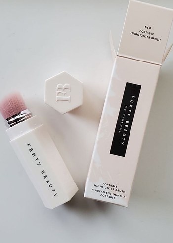 Fenty Beauty Taşınabilir Aydınlatıcı Fırça 140
