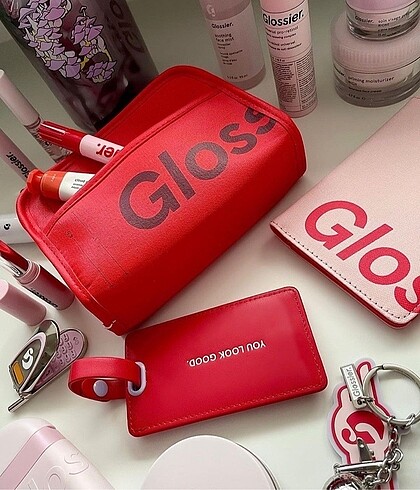 Glossier Mini The Beauty Bag Red