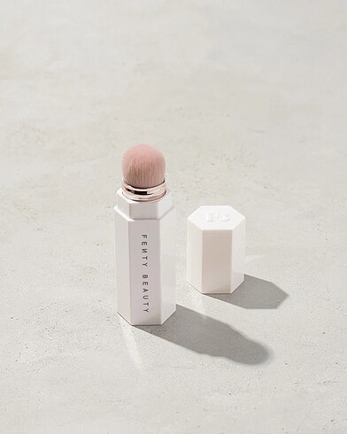 Fenty Beauty Portable Highlighter Brush