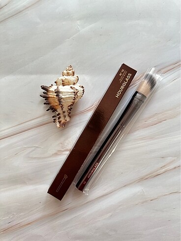 Hourglass Blush Brush