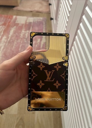 Parlak Altın Louis Vuitton Telefon Kılıfı