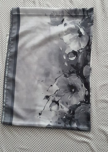 Gri Kadın Şal, Modern ve Drapeli